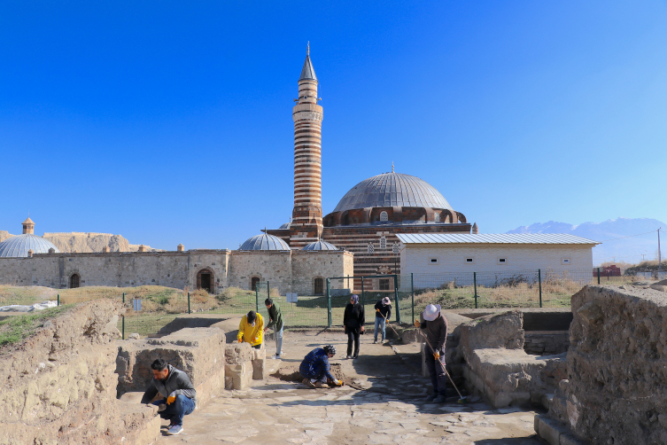 Van'daki Osmanlı kışlasında askerlerin "dokuz taş" oynadığı belirlendi