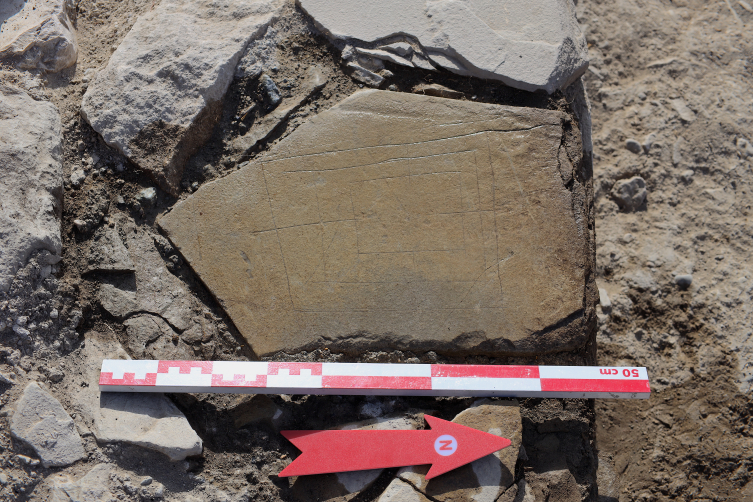 Van'daki Osmanlı kışlasında askerlerin "dokuz taş" oynadığı belirlendi