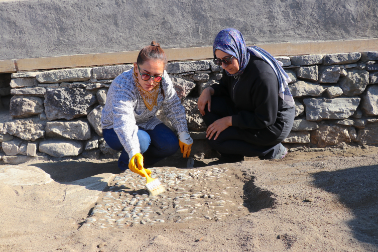 Van'daki Osmanlı kışlasında askerlerin "dokuz taş" oynadığı belirlendi