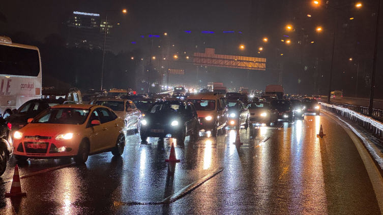 İstanbul’da 7 aracın karıştığı zincirleme kaza: 2 yaralı