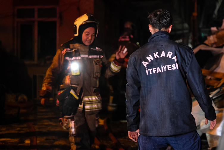 Ankara'da apartmana sıçrayan yangında 8 kişi dumandan etkilendi