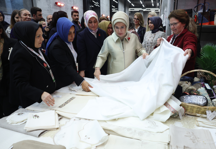 Emine Erdoğan, Artsın Eksilmesin Dönüşüm Pazarının açılışını yaptı