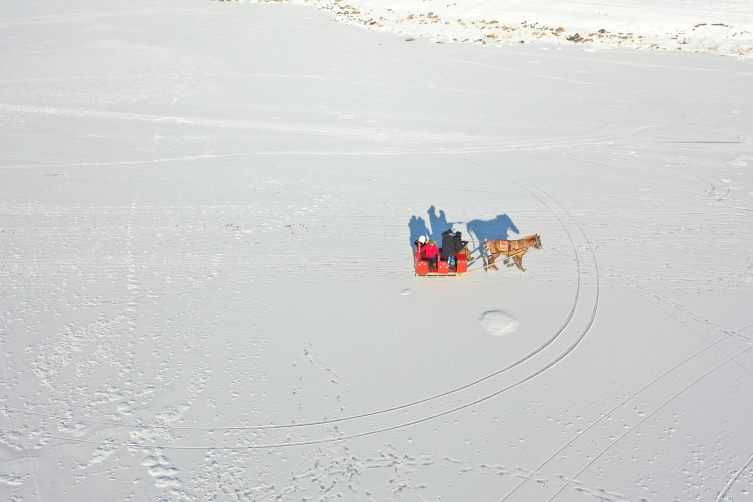Turistik Doğu Ekspresi yolcuları buz tutan Çıldır Gölü’nün keyfini çıkarda