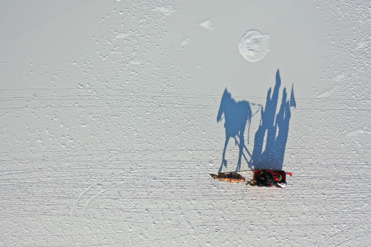 Turistik Doğu Ekspresi yolcuları buz tutan Çıldır Gölü'nün keyfini çıkarda