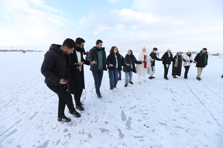Turistik Doğu Ekspresi yolcuları buz tutan Çıldır Gölü'nün keyfini çıkarda