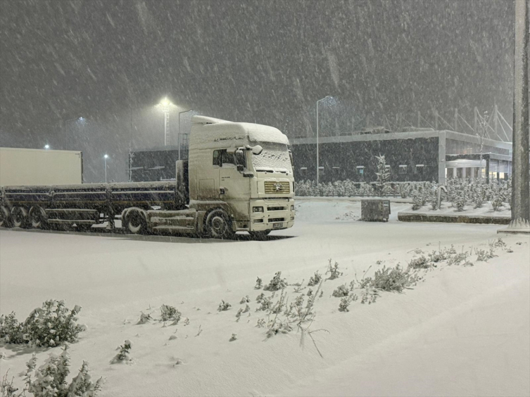 İstanbul’da bazı bölgelerde kar yağışı etkili oluyor
