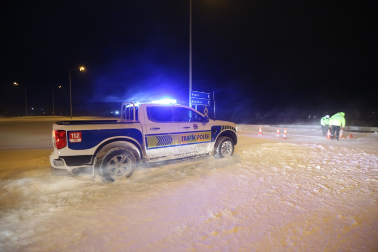 Kars'ta kar ve tipi nedeniyle bazı yollar tüm araç trafiğine kapatıldı