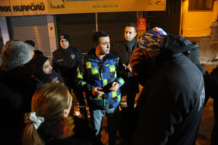 Diyarbakır’da binanın kolonu patladı