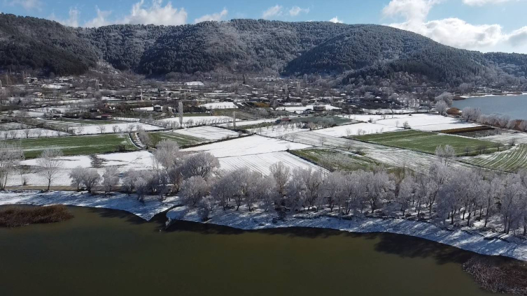 İzmir'in yüksek kesimlerine kar yağdı