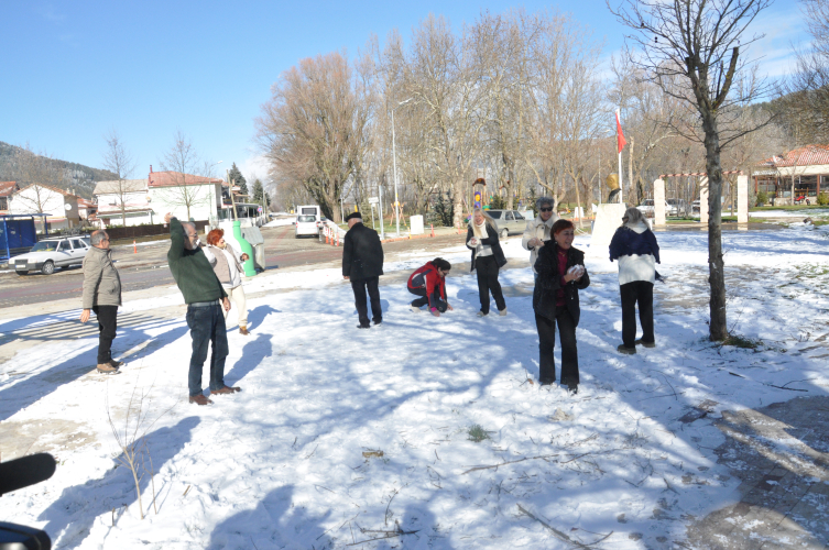 İzmir'in yüksek kesimlerine kar yağdı