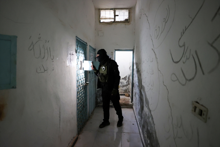 Suriye’nin Tabka ilçesindeki terör örgütü YPG hapishanesi görüntülendi