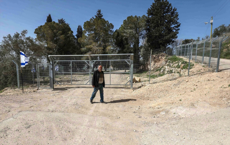 Filistin topraklarını gasbeden İsrailliler, Batı Şeria'daki arkeolojik alana İsrail bayrakları astı