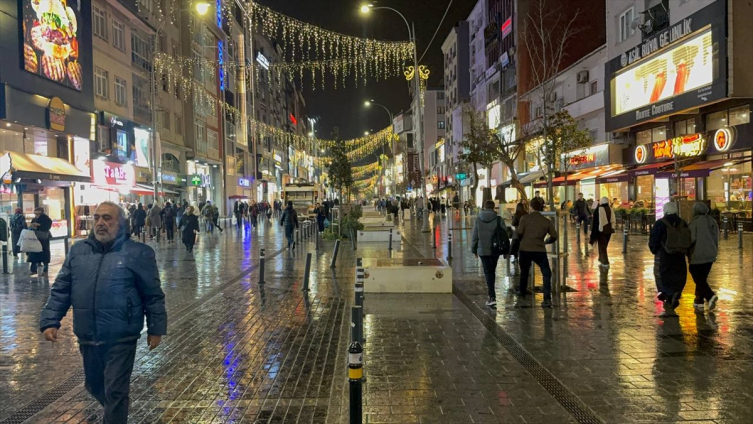 İstanbul'da cadde ve sokaklar ramazan temalı süslemelerle ışıklandırıldı
