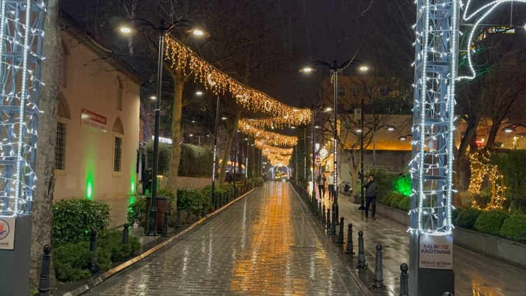 İstanbul'da cadde ve sokaklar ramazan temalı süslemelerle ışıklandırıldı