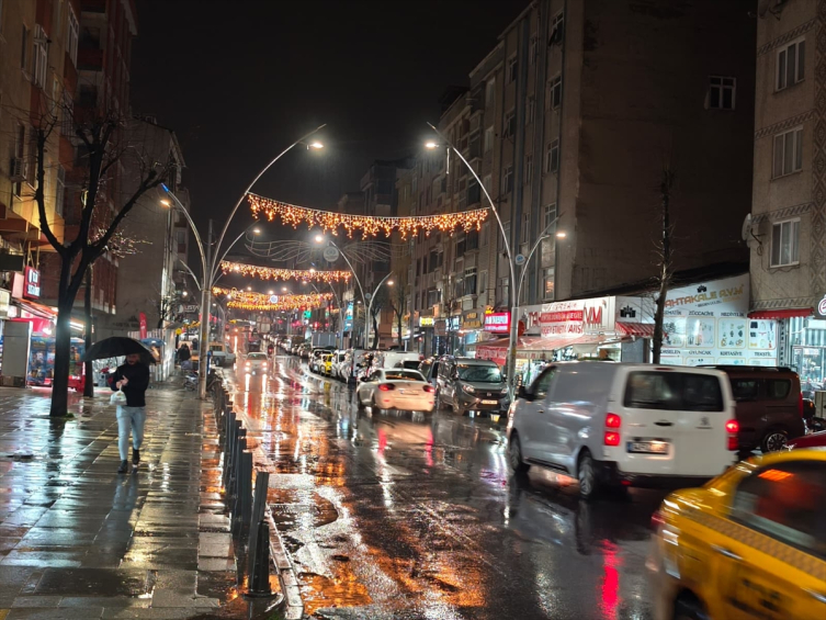 İstanbul'da cadde ve sokaklar ramazan temalı süslemelerle ışıklandırıldı