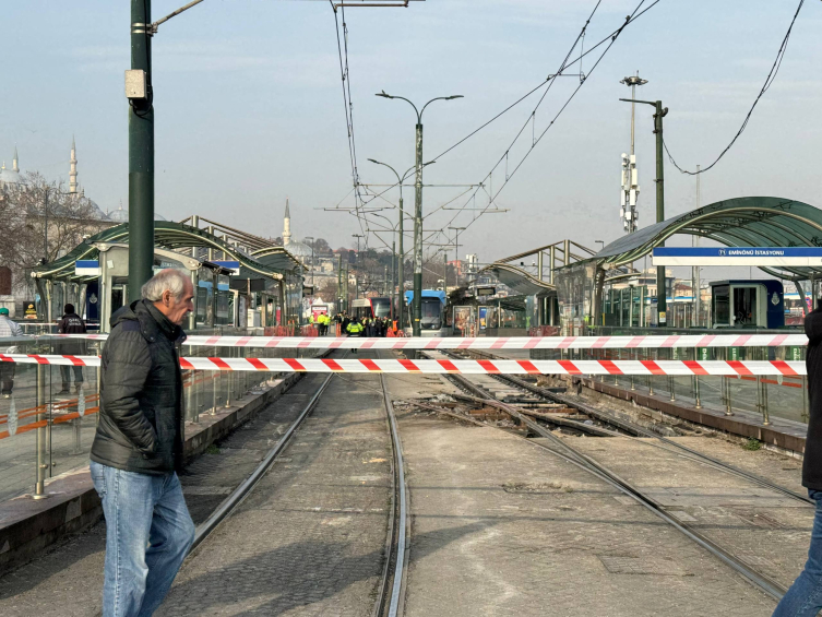 Raydan çıkan tramvay karşı yönden gelen tramvaya çarptı