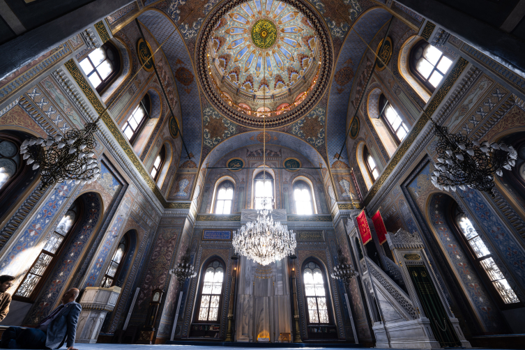 Modern ile geleneğin köprüsü: Pertevniyal Valide Sultan Camii