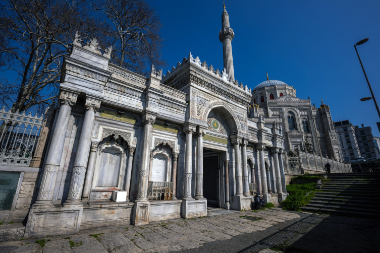 Modern ile geleneğin köprüsü: Pertevniyal Valide Sultan Camii