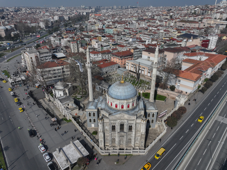 Modern ile geleneğin köprüsü: Pertevniyal Valide Sultan Camii