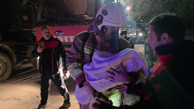 Hatay'da 5 katlı binada yangın: 30 kişi kurtarıldı