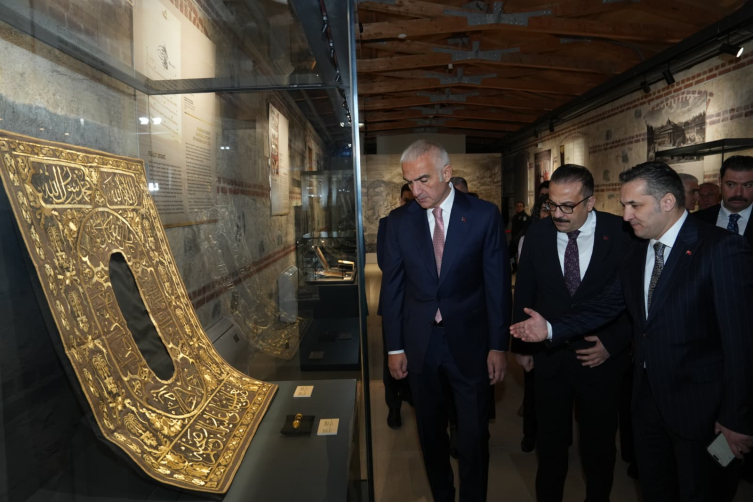 Çalınan 16’ncı yüzyıllık iki çini Türkiye'ye iade edildi