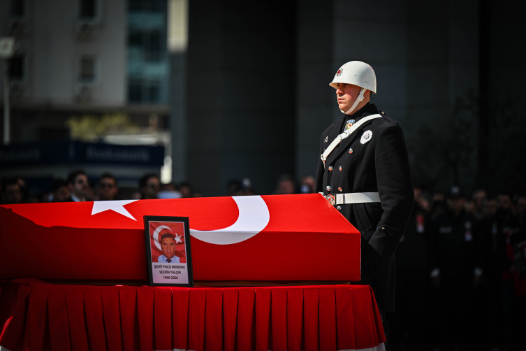 İstanbul'da kazada şehit olan polisimiz için tören düzenlendi