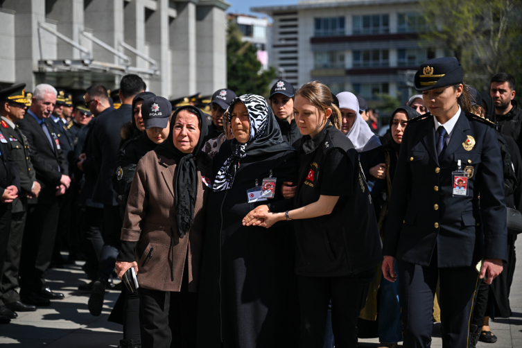 İstanbul'da kazada şehit olan polisimiz için tören düzenlendi