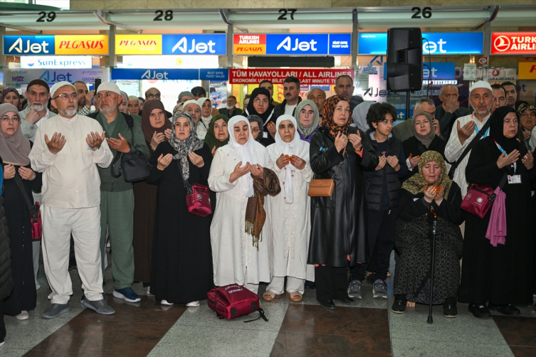 Ankara'dan ilk hac kafilesi dualarla uğurlandı