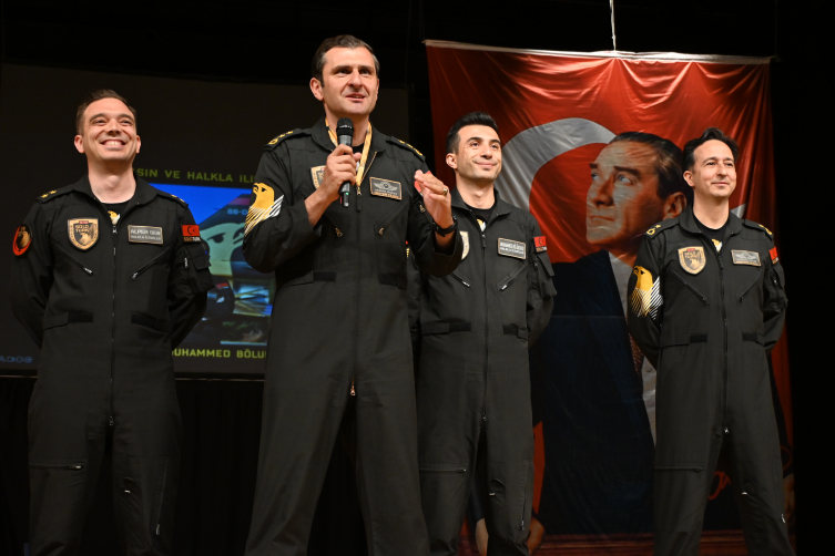 SOLOTÜRK pilotları öğrencilerle buluştu