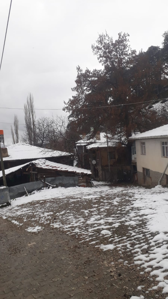 Ankara'nın yüksek kesimlerine kar yağdı