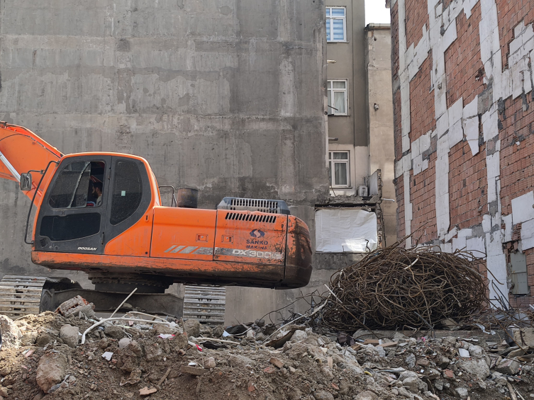 Sultangazi'de yıkım sırasında bitişikteki iki apartman hasar gördü