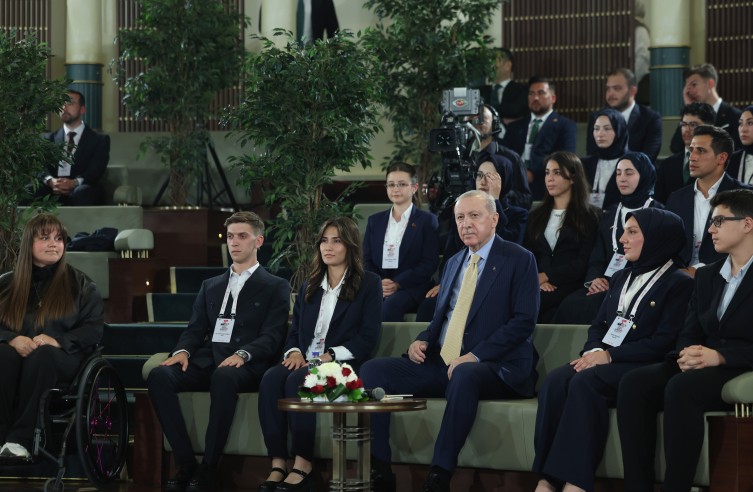 Cumhurbaşkanı Erdoğan: Türkiye Yüzyılı hedeflerimize giden yolda gençlerimizle kol kola yürümeyi sürdüreceğiz