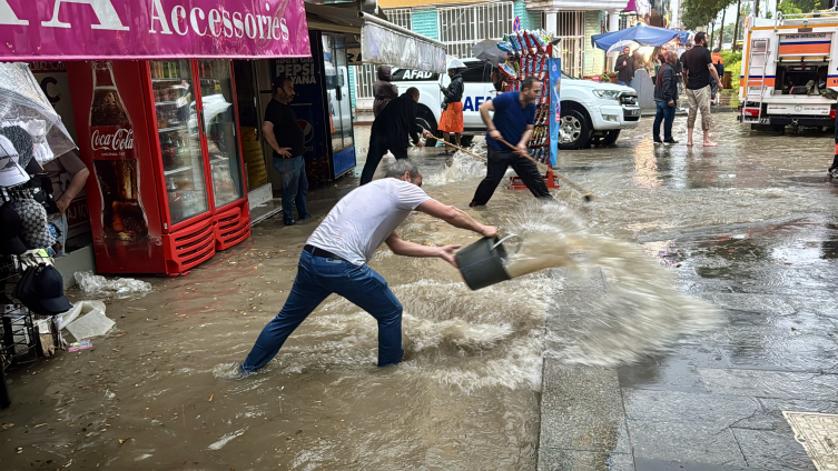 Kırşehir'de sağanak sele dönüştü
