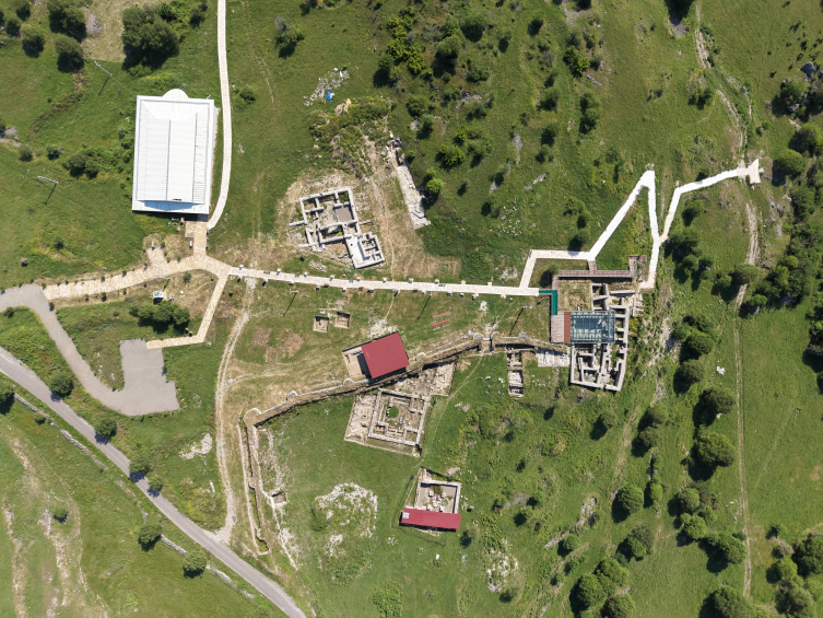 Hadrianapolis Antik Kenti'nde 1750 yıllık pitos mezar bulundu