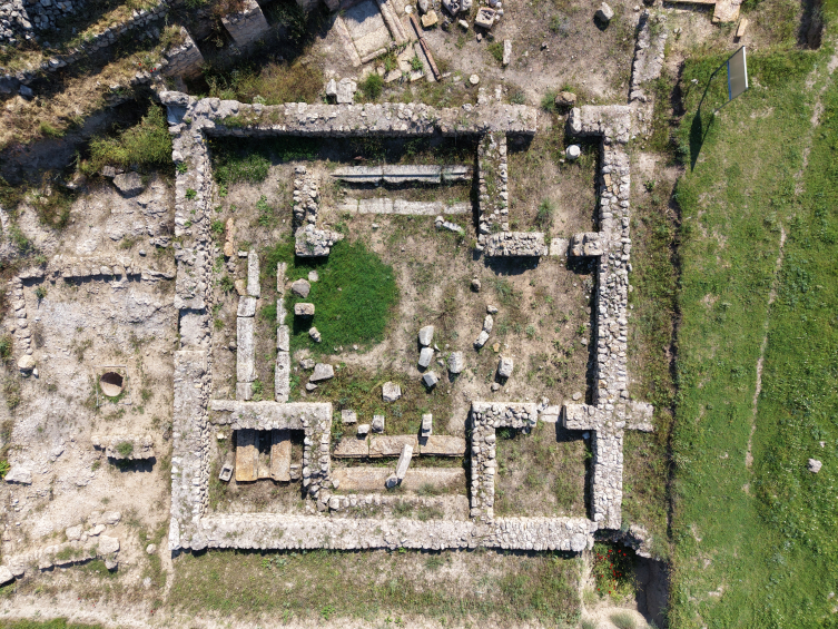 Hadrianapolis Antik Kenti'nde 1750 yıllık pitos mezar bulundu