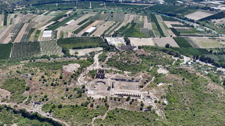 Aspendos'un 2 bin yıllık "tiyatro caddesi" gün yüzüne çıkarıldı