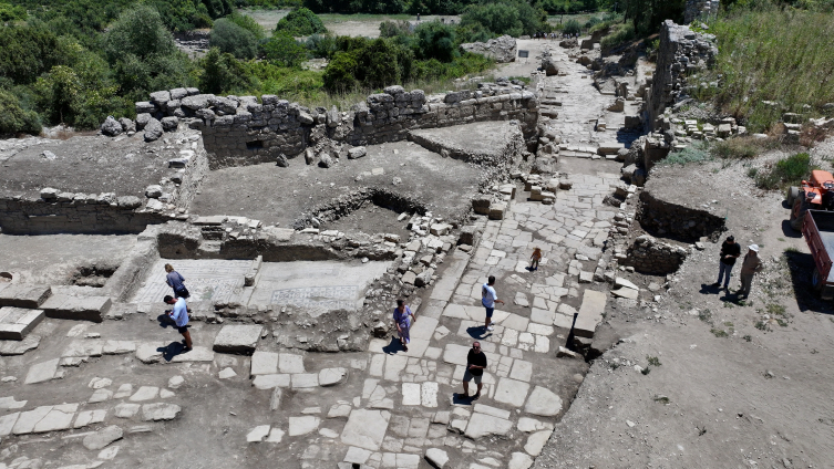 Aspendos'un 2 bin yıllık "tiyatro caddesi" gün yüzüne çıkarıldı