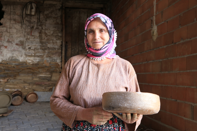 Volkanik kayalar çömlek ustalarının elinde sofralara uzanıyor