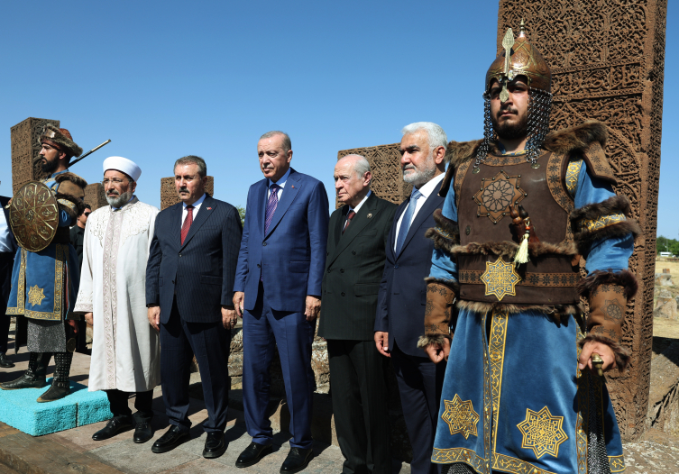 Cumhurbaşkanı Erdoğan, Selçuklu Meydan Mezarlığı'nı ziyaret etti