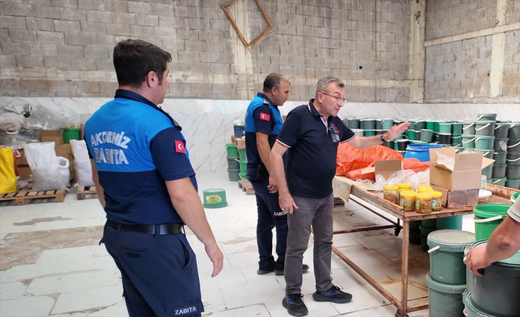 Mersin'de 3 bin 500 kova bozuk turşu ele geçirildi