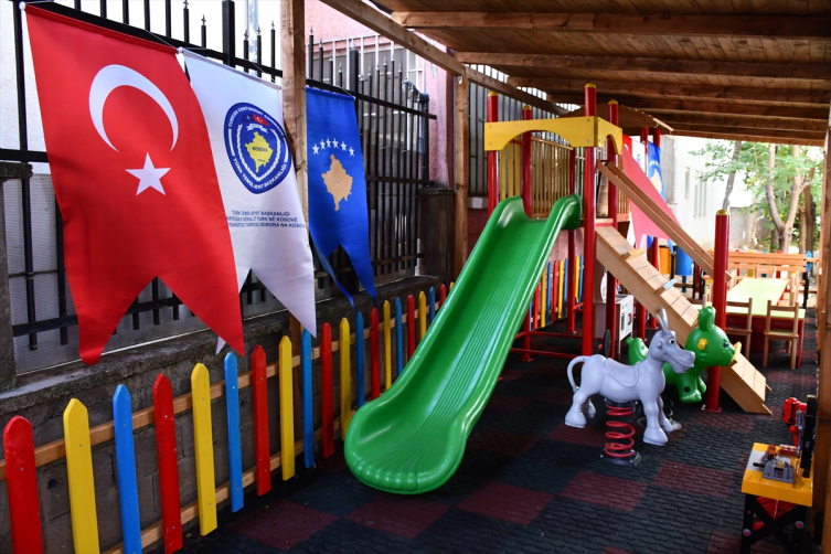 Türk askeri, Kosovalı çocuklar için oyun parkı kurdu