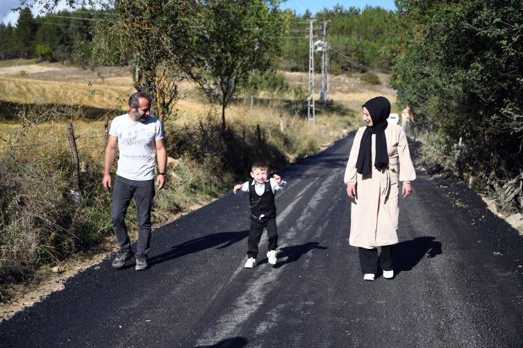 Köy yolu yürüme güçlüğü çeken Kürşat için asfaltlandı