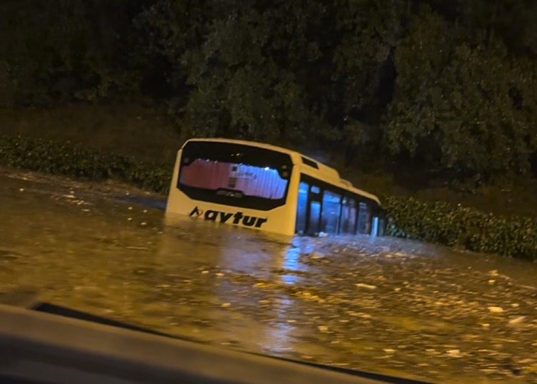 İstanbul'da dereler taştı, yollar göle döndü