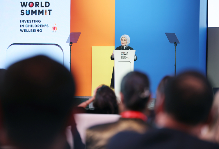 Emine Erdoğan: Savaş bölgelerindeki çocukların sesi olmak insanlık vazifemiz