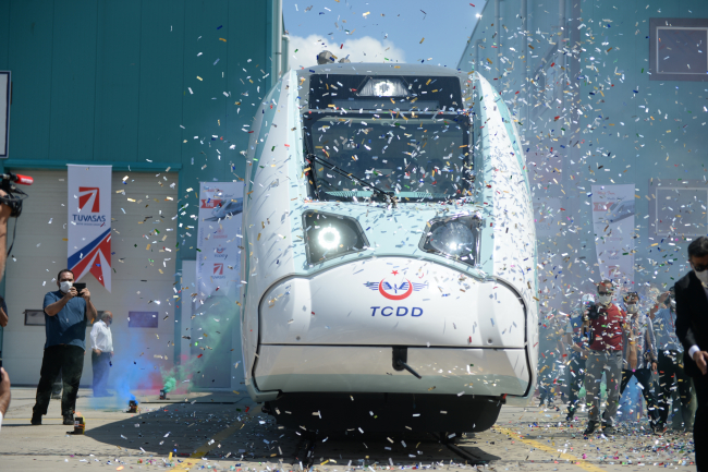 Bakan Karaismailoğlu: 2022 yılında Milli Elektrikli Tren raylarda olacak