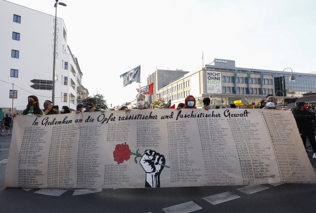 Irkçı teröristin babası aileleri ölümle tehdit etti