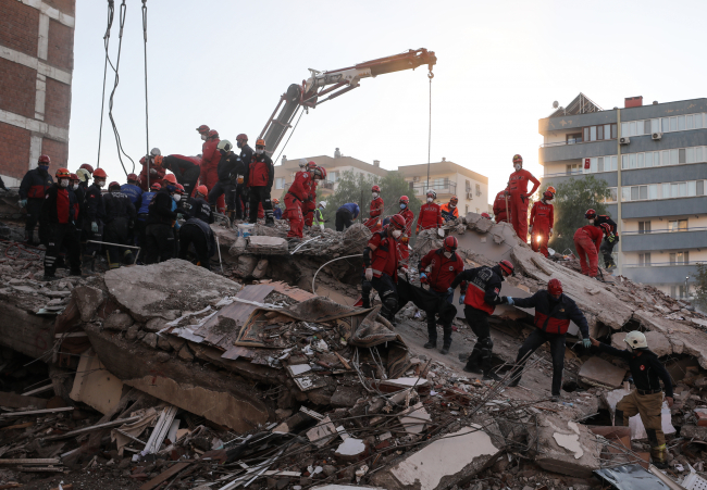Fotoğraf: AA Arşiv/ Merkez üssü Ege Denizi'nin Seferihisar açıkları olan 6,6 büyüklüğündeki depremin ardından enkazda arama kurtarma çalışmaları.
