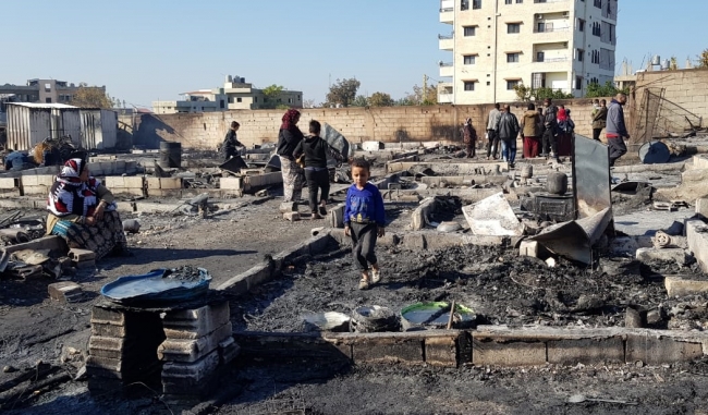 Lübnan'daki çadır kamp yangınında 100 Suriyeli aile sokakta kaldı