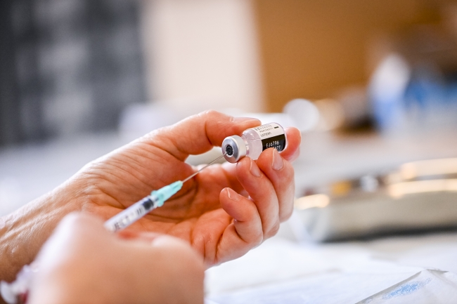 İspanya'da aşı olan hemşirede koronavirüs çıktı