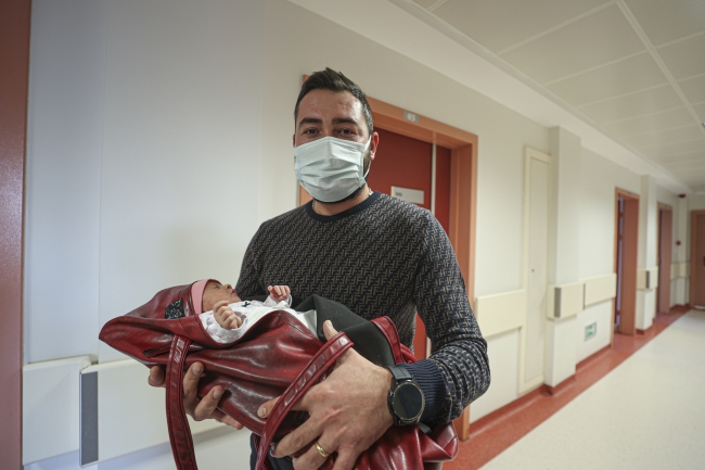 Mucize bebek anne karnında kalp ameliyatı oldu